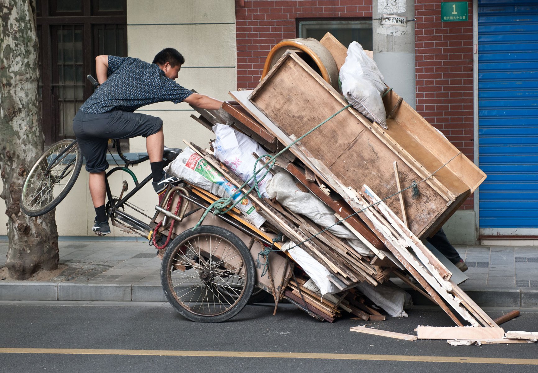 Die maximale Zuladung seines Fahrradanhängers etwas überschätzt hat dieser Sperrmüllsammler im French Quarter. Foto: Boris Roessler