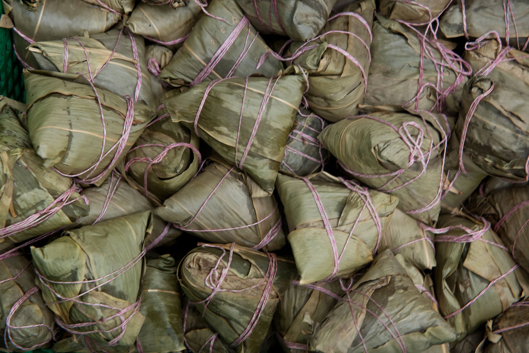 Säuberlich in Bündel verschnürt wartet Gemüse auf dem Stand eines Händlers auf Käufer. Foto: Boris Roessler
