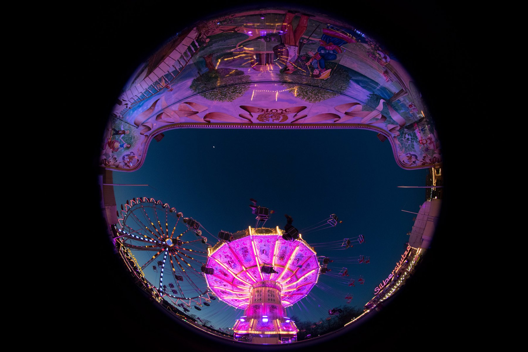 Durch den Einsatz eines 8-Millimeter-Fischaugenobjektivs erscheint das traditionelle Kettenkarussell auf der Dippemess aus einer ungewohnten Perspektive.
