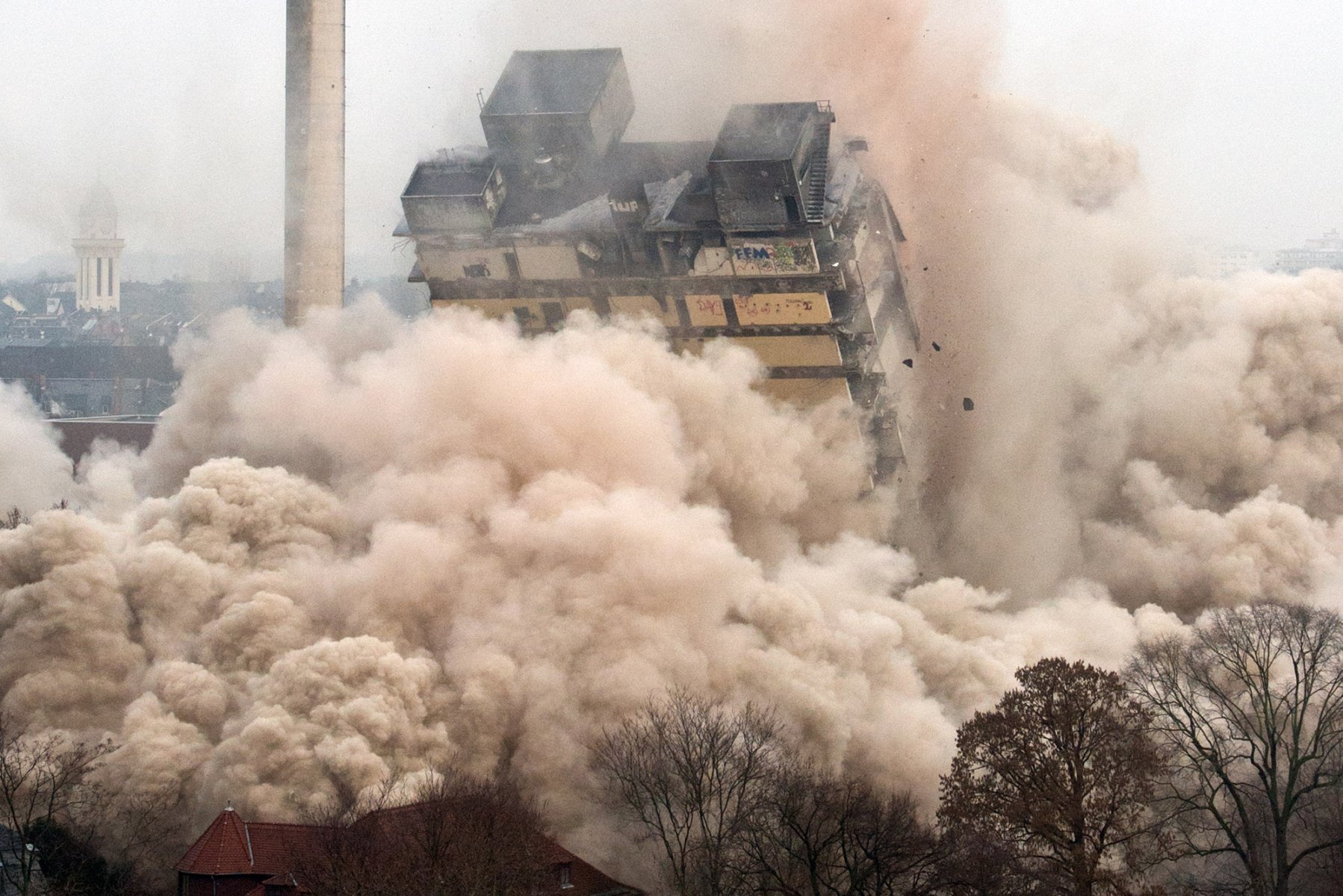 Rund 900 Kilogramm Sprengstoff bringen den ehemaligen Uni-Turm in Frankfurt am Main (Hessen) am 02.02.2014 innerhalb weniger Sekunden zum Einsturz. Mit 116 Metern Höhe war es das höchste je gesprengte Haus in Europa. Foto: Boris Roessler/dpa 