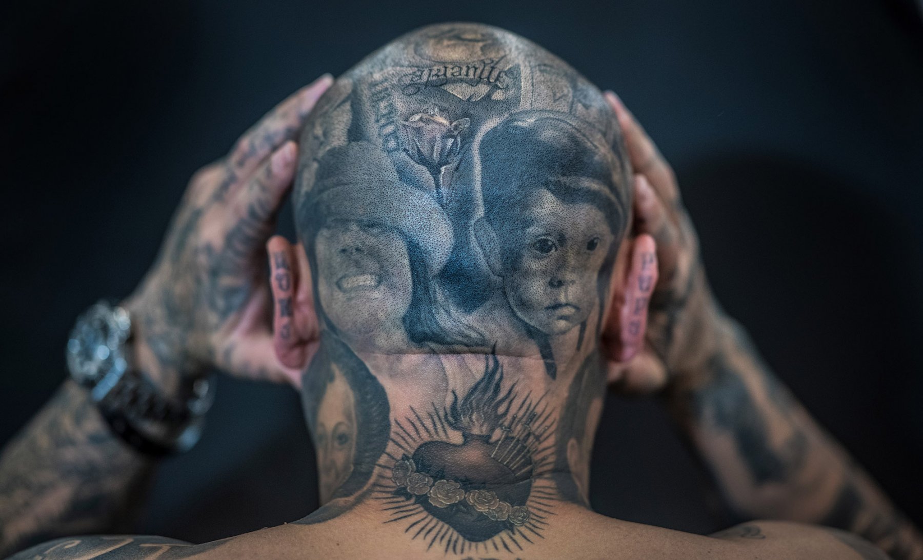 Tätowierte Spielkarten und Gesichter trägt dieser Mann auf der Tattoo-Convention auf seinem Kopf. Foto: Boris Roessler/dpa