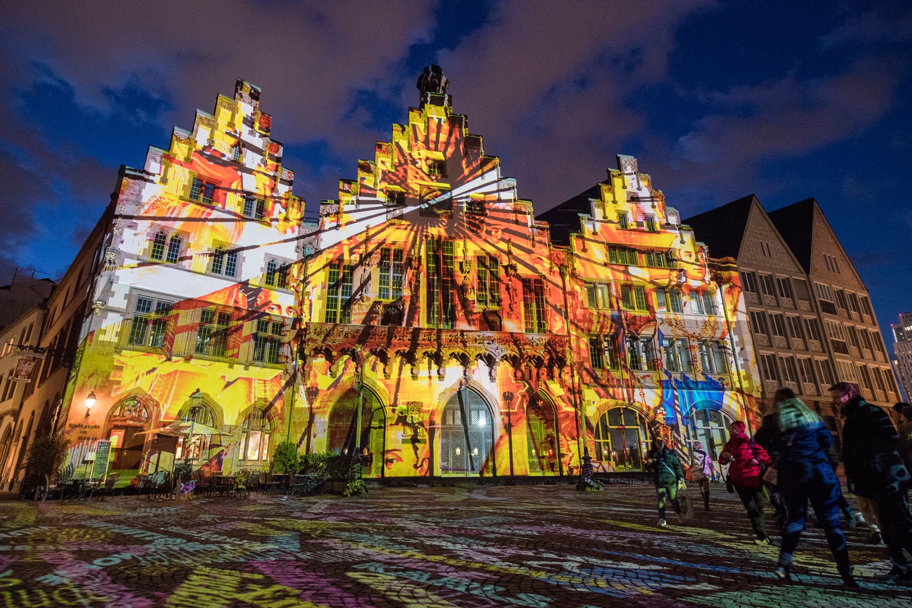 "Frankfurt Fades" heißt die Luminale-Lichtinstalation des Künstlers Philipp Geist, der die Fassade des Römers in ein stetig wechselndes Farbenspiel taucht. 