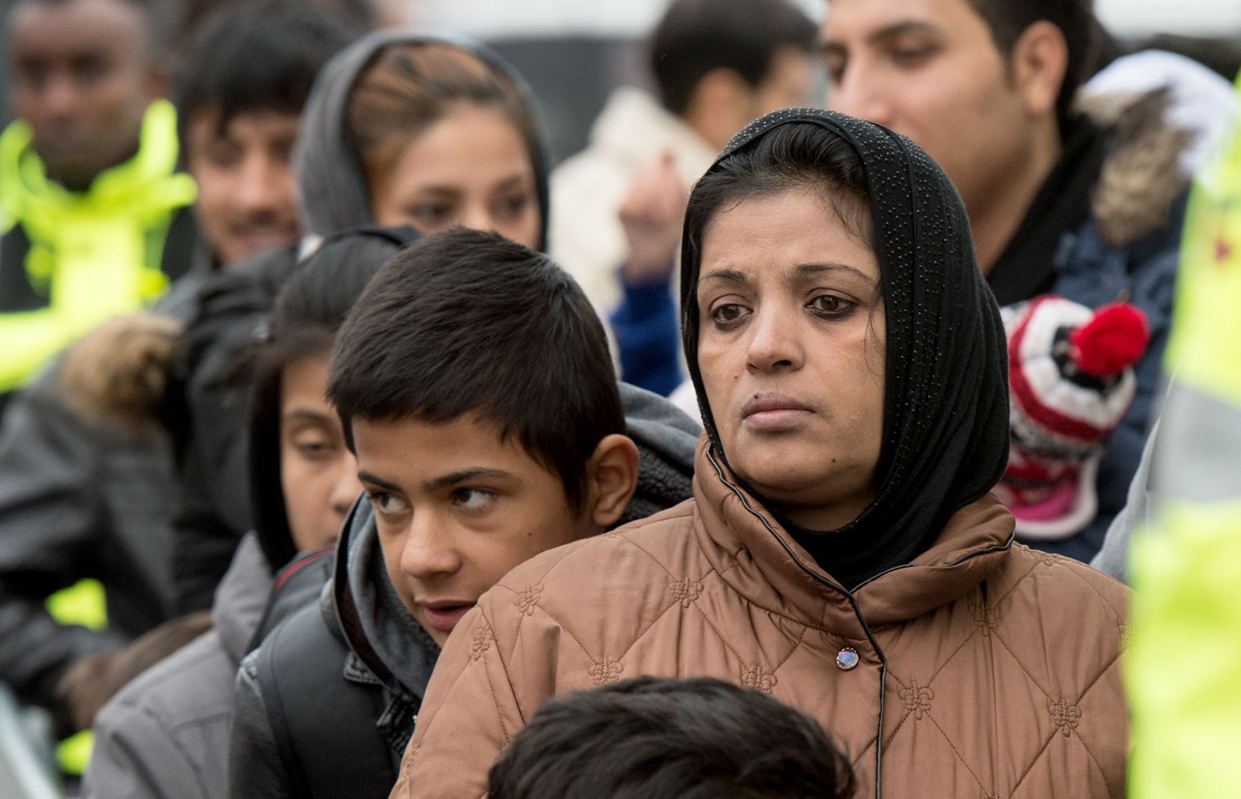 Gemeinsam warten Frauen und Männer in der Hessischen Erstaufnahmeeinrichtung (HEAE) in Gießen (Hessen) auf ihre Registrierung. Foto: Boris Roessler/dpa