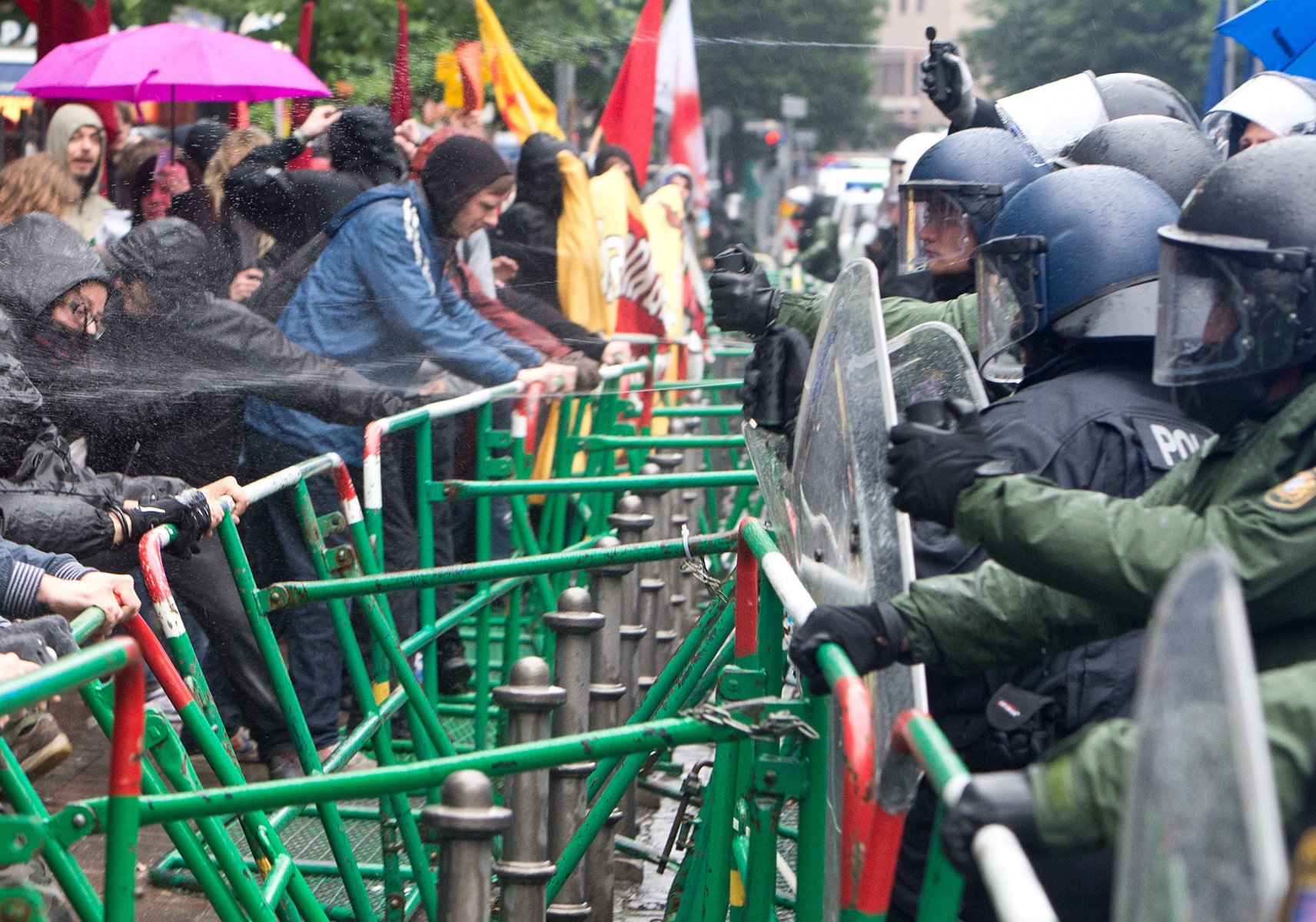 Aktivisten der Blockupy-Bewegung liefern sich am 31.05.2013 vor der EZB in der Innenstadt von Frankfurt Rangeleien mit der Polizei. Die Polizei setzt Pfefferspray ein. Foto: Boris Roessler/dpa