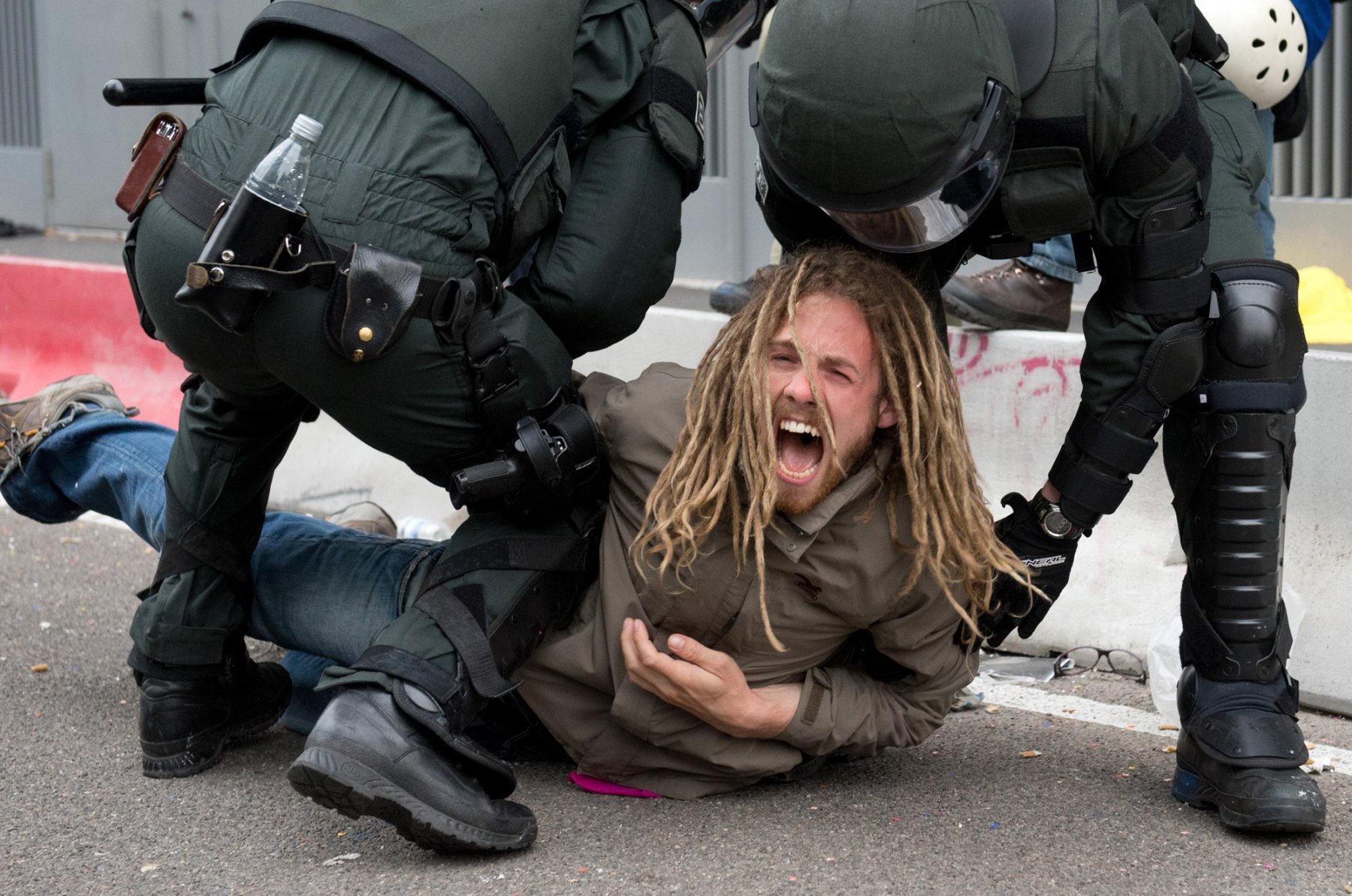 Zu massiven Auseinandersetzungen zwischen der Polizei und Demonstranten der Blockupy-Bewegung kommt es am 01.06.2013 in der Innenstadt von Frankfurt am Main (Hessen) bei der Auflösung eines Politzeikessels. Die Polizei ist mit einem massiven Kräfteaufgebot vor Ort. Foto: Boris Roessler/dpa