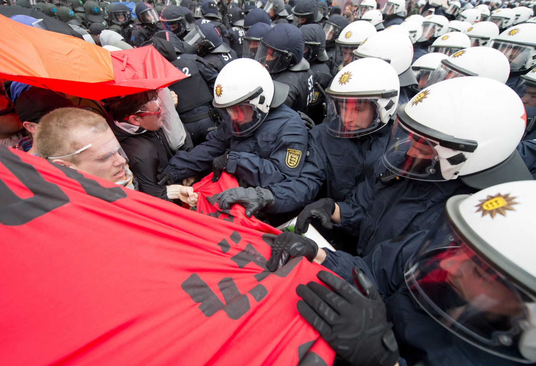 Zu massiven Auseinandersetzungen zwischen der Polizei und Demonstranten der Blockupy-Bewegung kommt es am 01.06.2013 in der Innenstadt von Frankfurt am Main (Hessen) bei der Auflösung eines Polizeikessels. Foto: Boris Roessler/dpa