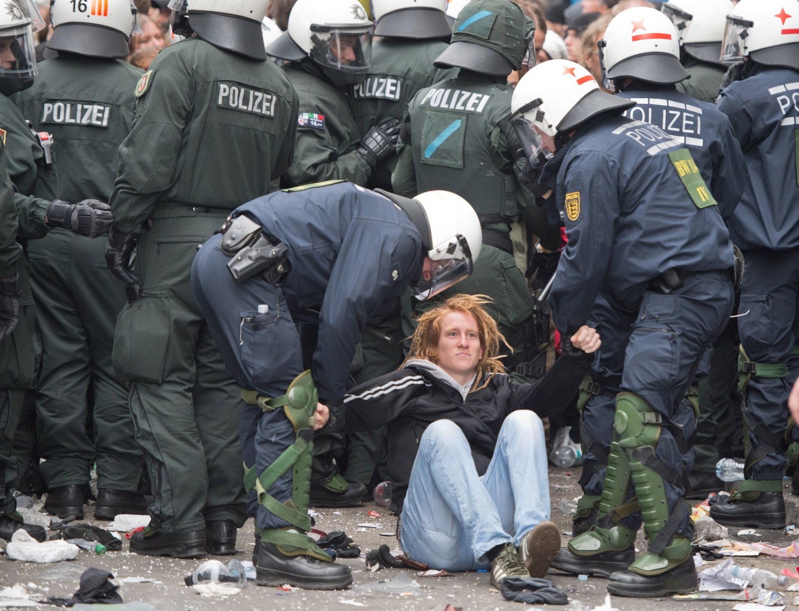 Zu massiven Auseinandersetzungen zwischen der Polizei und Demonstranten der Blockupy-Bewegung kommt es am 01.06.2013 in der Innenstadt von Frankfurt am Main (Hessen) bei der Auflösung eines Polizeikessels. Foto: Boris Roessler/dpa