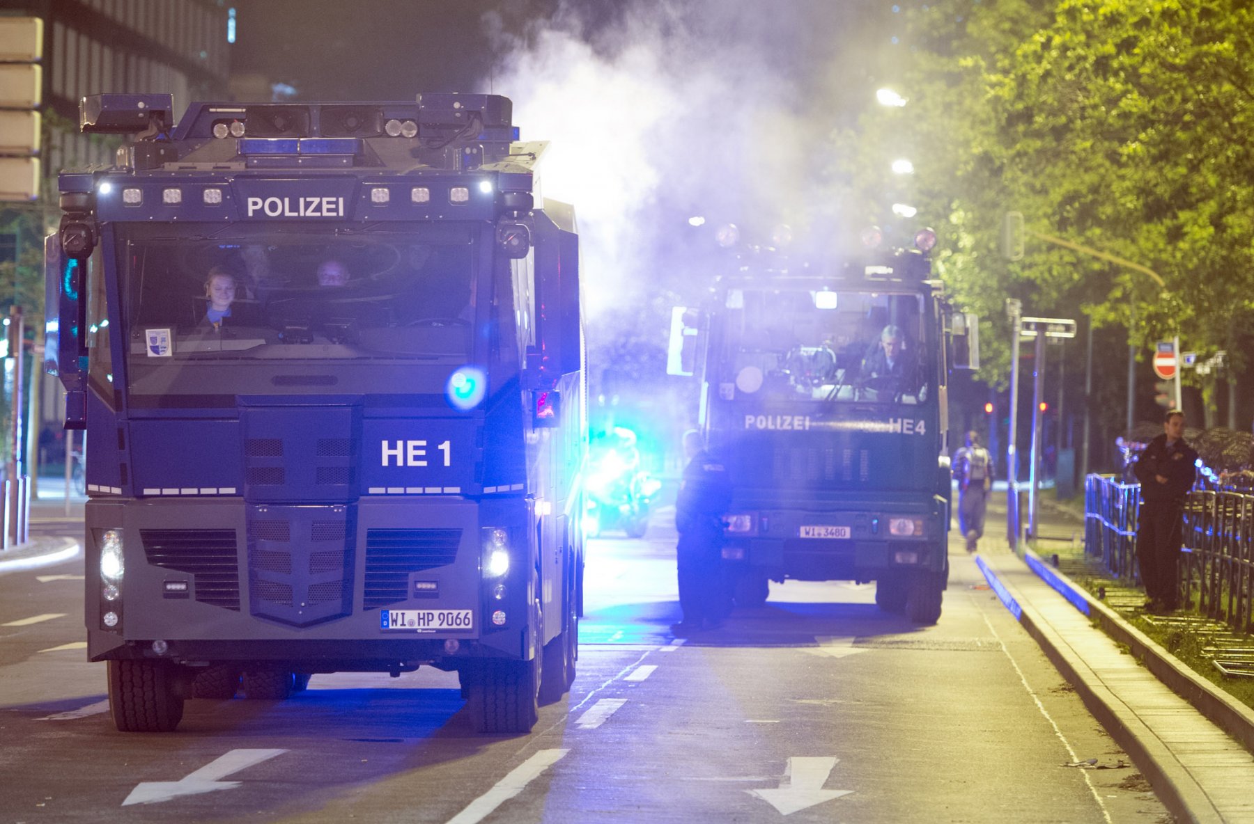 Wasserwerfer stehen vor der Europäischen Zentralbank (EZB) in der Innenstadt von Frankfurt am Main am 01.06.2013. Die Polizei wehrte sich am Sonntag (02.06.2013) gegen Vorwürfe, wonach der erzwungene Stop des Blockupy-Demonstrationszuges  am Samstag unverhältnismässig gewesen sei. Foto: Boris Roessler/dpa