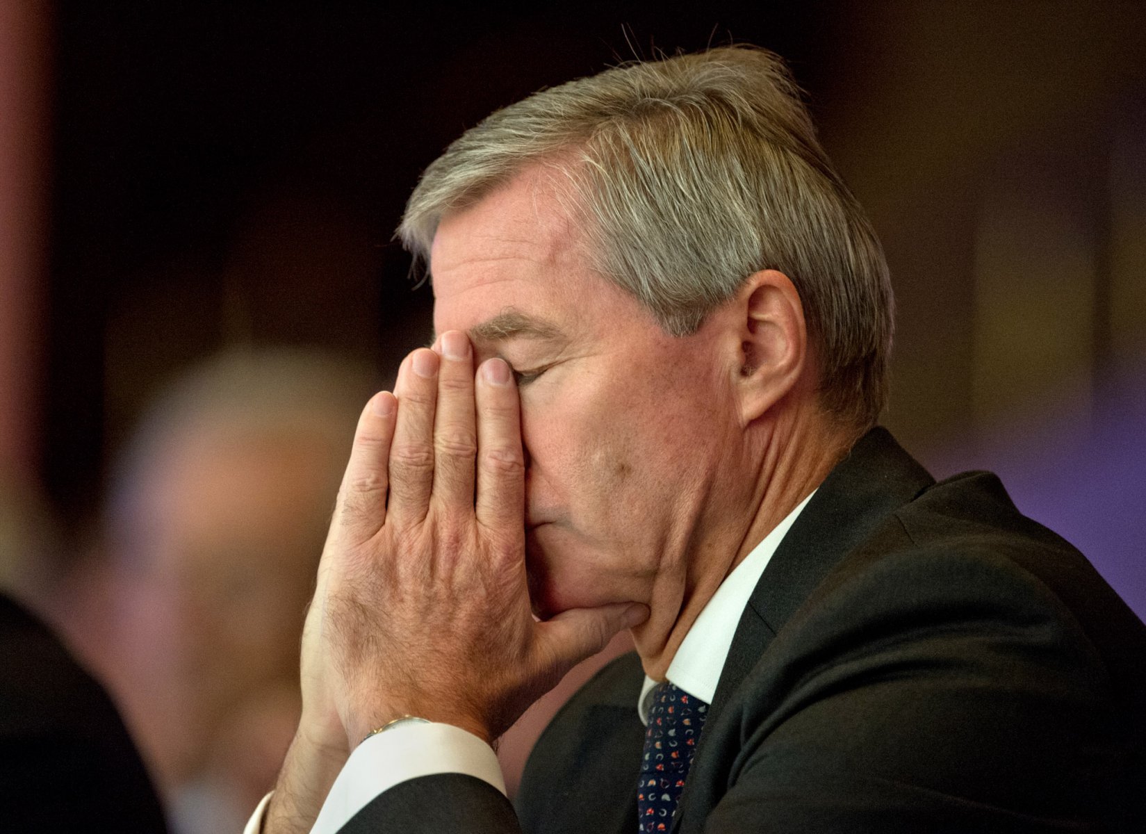 Jürgen Fitschen, Co-Vorstand der Deutschen Bank, verfolgt auf dem European Banking Congress (EBC) in Frankfurt am Main (Hessen) einen Redebeitrag. Foto: Boris Roessler/dpa