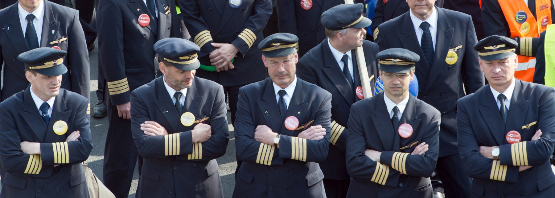 Piloten der Lufthansa protestieren während des Streiks am 02.04.2014 vor dem Flughafen von Frankfurt am Main (Hessen). Lufthansa streicht aufgrund des Pilotenstreiks vom 2. April bis zum 4. April rund 3800 Flüge. Foto: Boris Roessler/dpa 