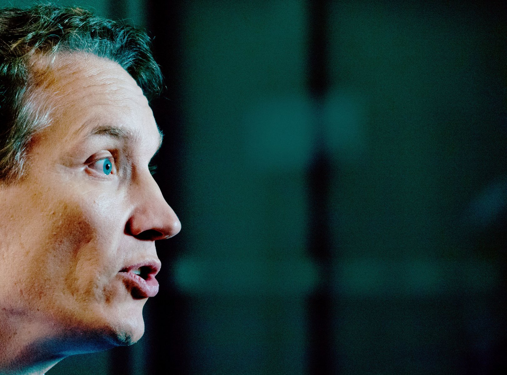 Oliver Samwer, Vorstandsvorsitzender und Gründer des Berliner Internet-Beteiligungsunternehmens Rocket Internet, gibt am 02.10.2014 beim Börsengang der Berliner Startup-Schmiede in der Wertpapierbörse in Frankfurt am Main (Hessen) ein Interview. Die Aktie ist mit einem Kurs von 42,50 Euro gestartet. Der Börsengang bringt dem Unternehmen gut 1,6 Milliarden Euro ein. Foto: Boris Roessler/dpa +++(c) dpa - Bildfunk+++