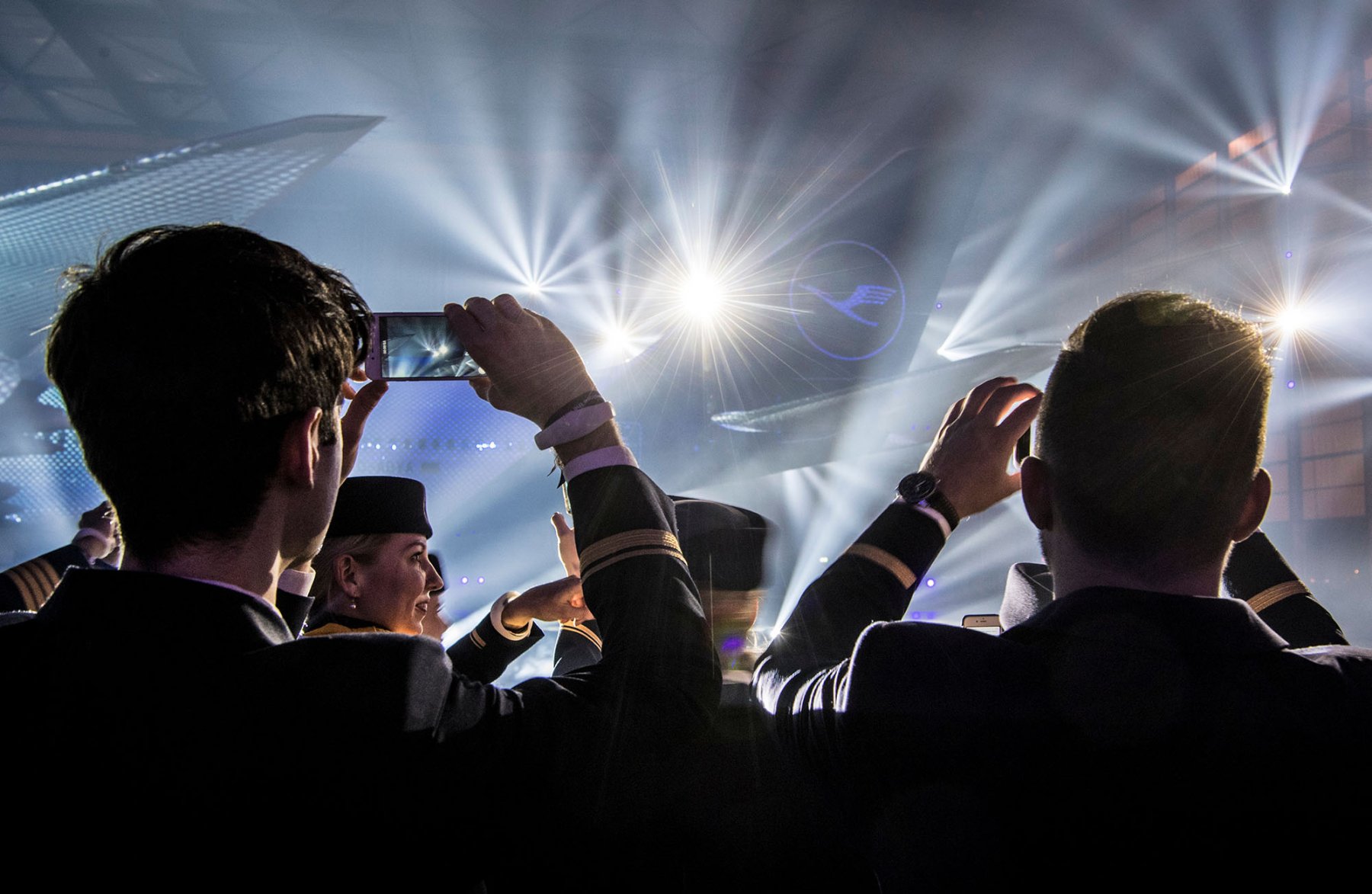 Lufthansa-Mitarbeiter machen mit ihren Handys Fotos vom neuen blauen Logo der Fluglinie, welches erstmals auf dem Heck einer Boeing 747-800 gezeigt wird. 