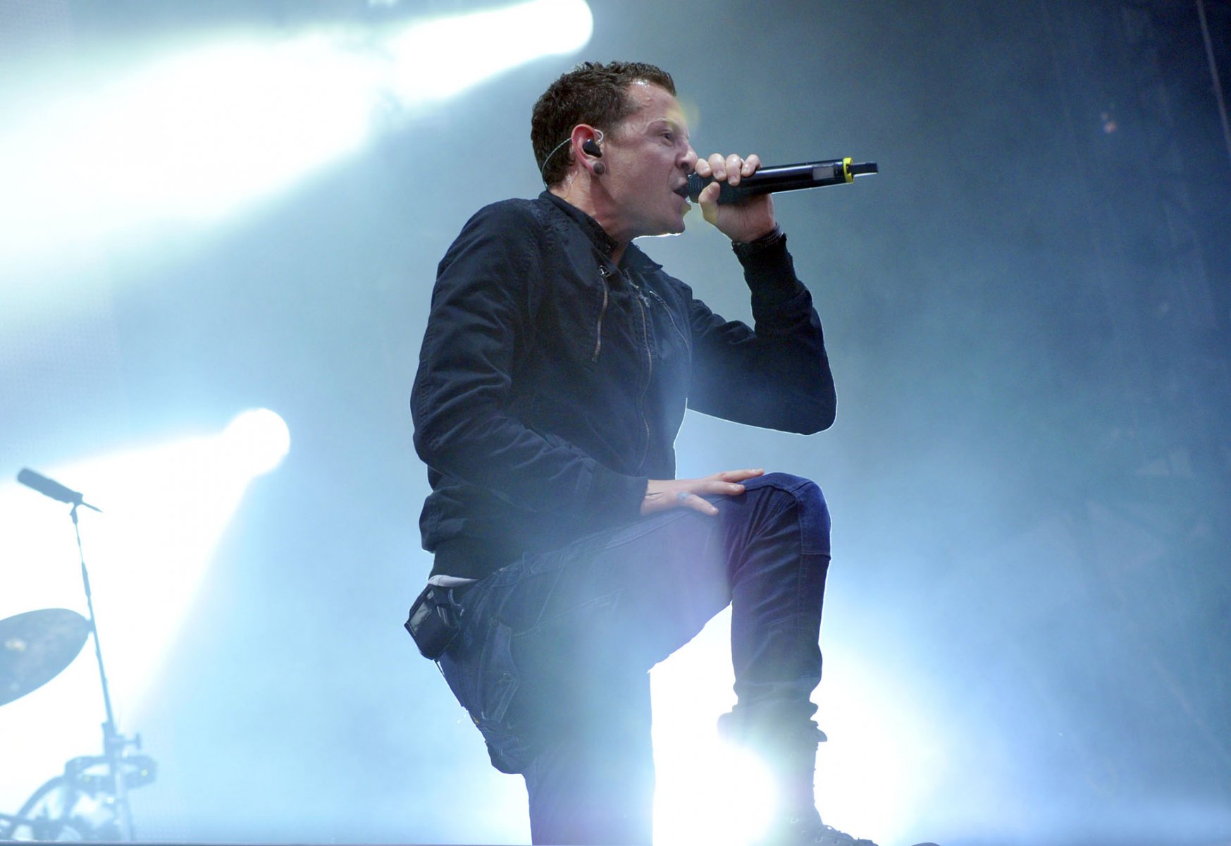 Chester Bennington von der US-Band Linkin Park singt auf einem Open-Air-Konzert in Oberursel bei Frankfurt am Main. Foto: Boris Roessler/dpa