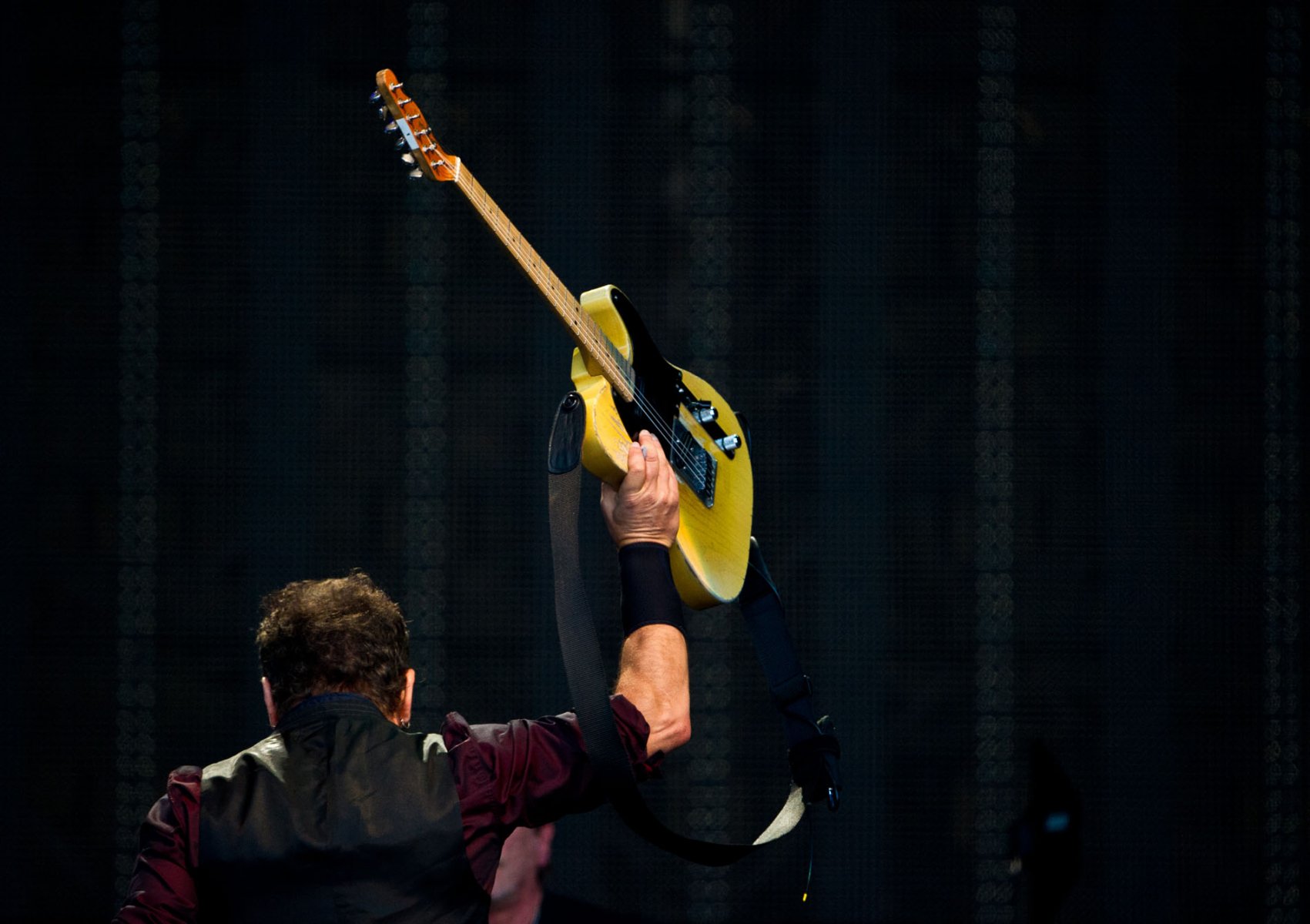 Zum Start der "Wrecking Ball"-Tour tritt der US-Rocksänger Bruce Springsteen in der ausverkauften Commerzbank-Arena in Frankfurt am Main auf. Foto: Boris Roessler/dpa
