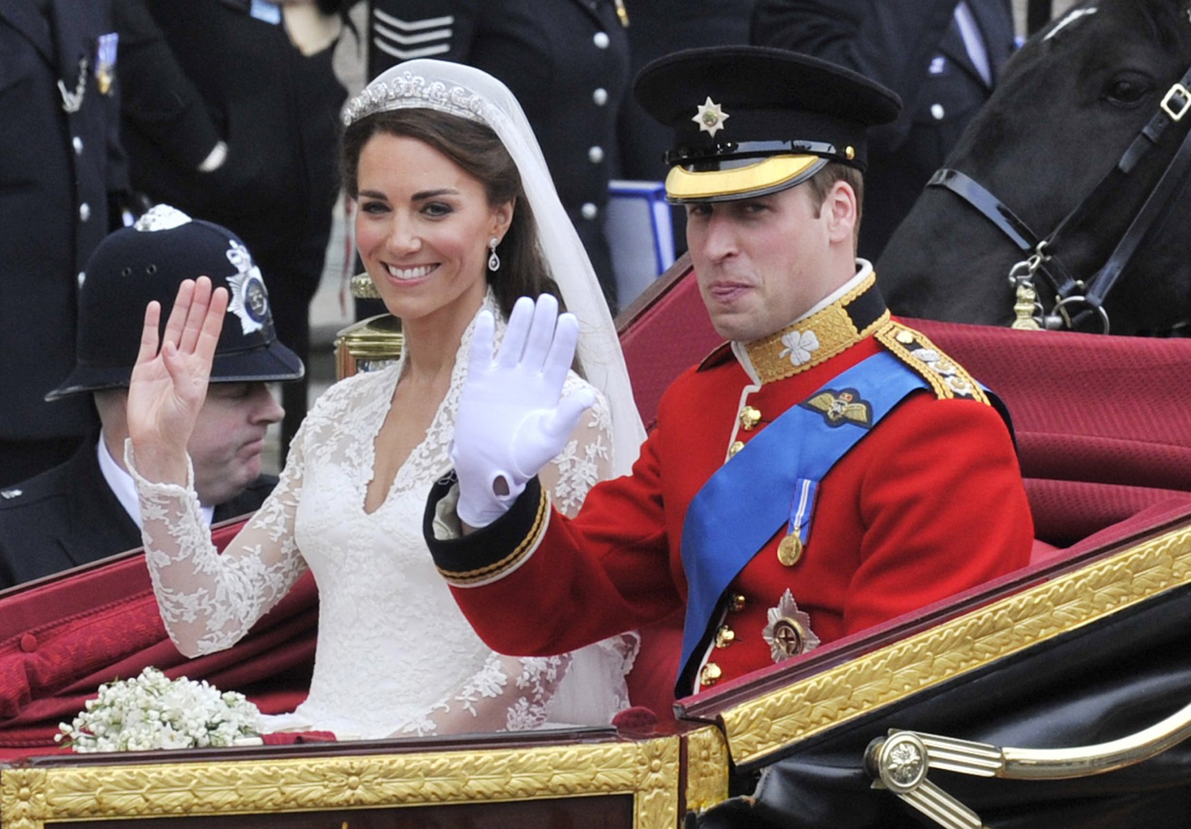 Prince William and Princess Catherine leave Westminster Abbey in a carriage after their wedding ceremony in London, Britain, 29 April 2011. Photo: Boris Roessler/dpa