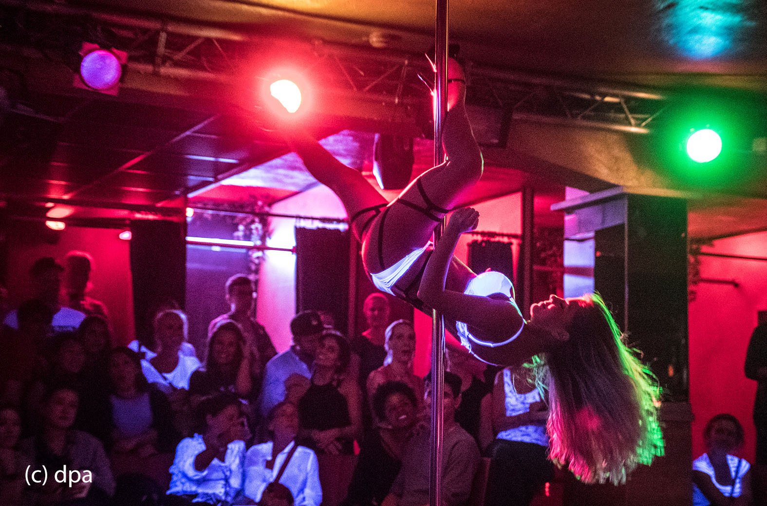Tänzerin "Chantal" absolviert ihren Auftritt im "Pure Platinum" während der "Bahnhofsviertelnacht" im Frankfurter Rotlichtbezirk. Die Bahnhofsviertelnacht zählt für viele Rotlichtetablissements zu den umsatzstärksten Tagen des Jahres. 