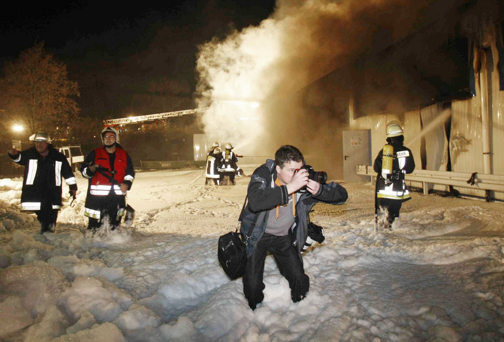 Wer morgens noch nicht weiß, wo der Tag endet, packt besser Gummistiefel ein. Die Lederschuhe verschrumpeln hier gerade im Löschschaum. :)