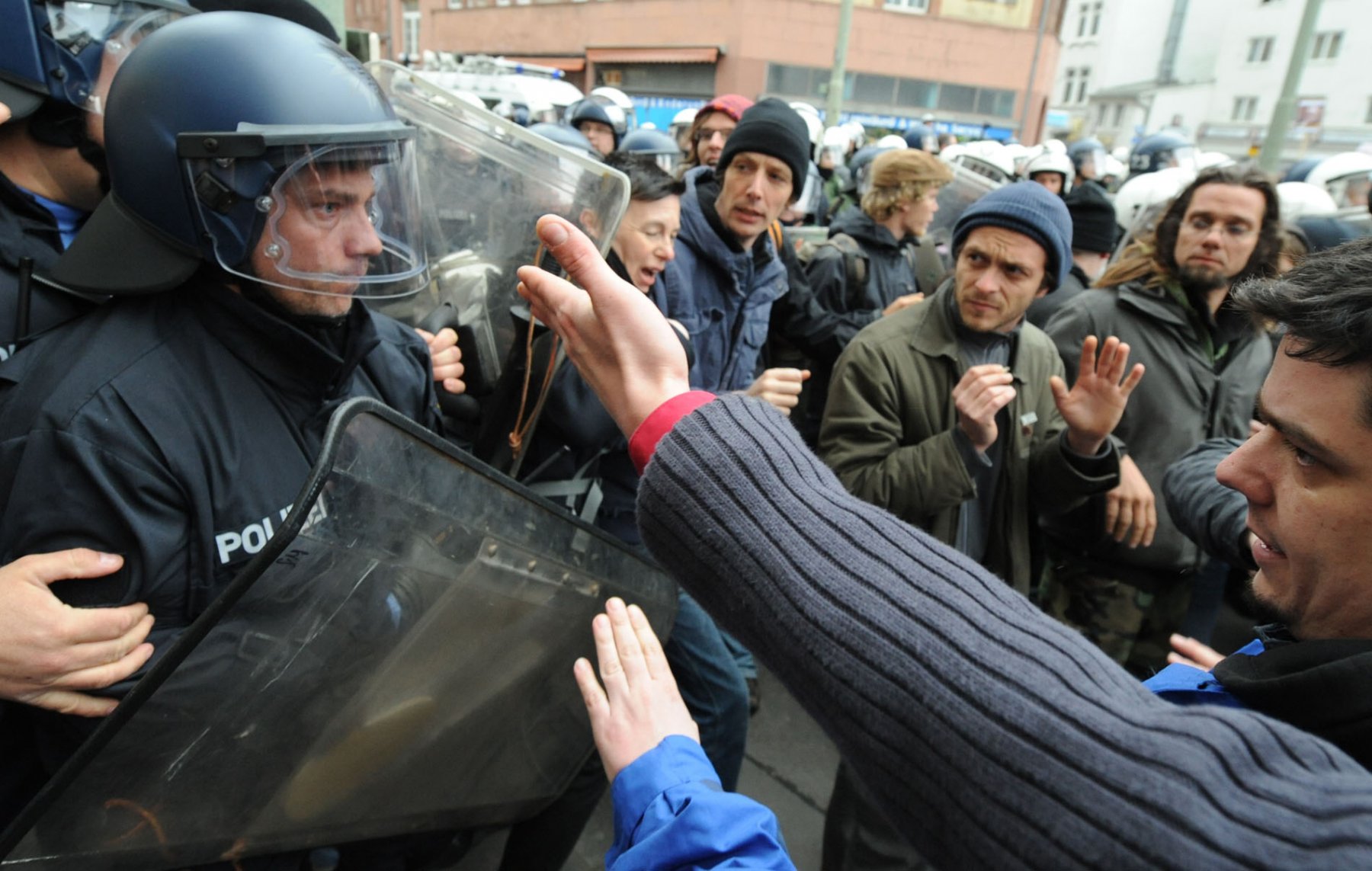 Polizisten und Demonstranten stehen sich am Samstag (31.03.2012) in der Innenstadt von Frankfurt am Main gegenüber. Zu den gewalttätigen Ausschreitungen zwischen Polizei und Demonstranten kam es bei einer Anti-Kapitalismusdemonstration. Mehrere tausend Menschen hatten sich an dem Umzug beteiligt. Einige hundert griffen die Polizei mit Pflastersteinen und Feuerwerkskörpern an, mehrere Menschen wurden zum Teil schwer verletzt. Foto: Boris Roessler dpa/lhe  +++(c) dpa - Bildfunk+++