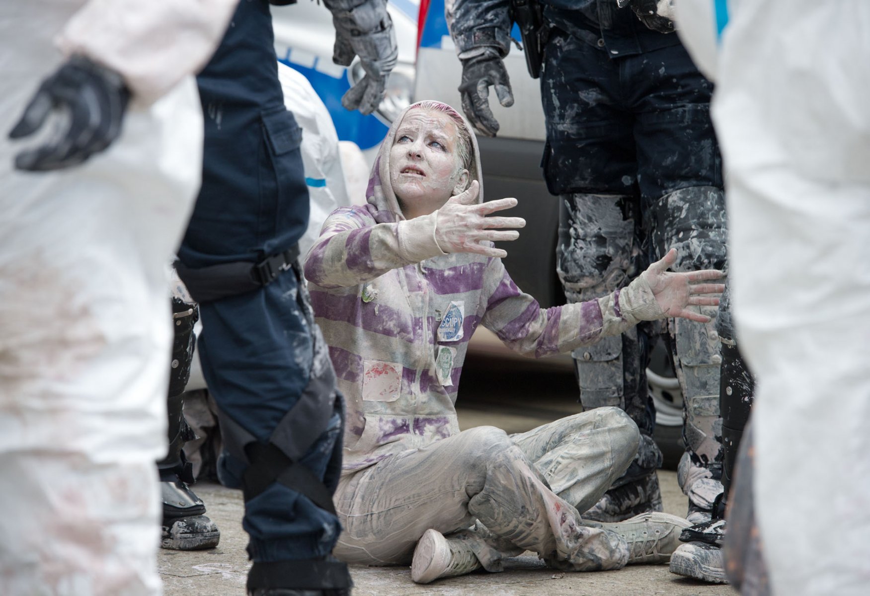 Über und über mit Farbe beschmiert ist ein Demonstrantin, die nach der Räumung des Occupy-Camps vor der Europäischen Zentralbank (EZB) in Frankfurt am Main am Mittwoch (16.05.2012) von der Polizei festgenommen wurde. Ein Teil der Campbewohner hatte sich der Räumung widersetzt und die anrückende Polizei mit Farbe attackiert. Das Camp liegt in der Sicherheitszone um die EZB und musste wegen befürchteter Ausschreitungen bei den "Blockupy-Aktionstagen" vorübergehend geräumt werden. Foto: Boris Roessler dpa/lhe  +++(c) dpa - Bildfunk+++