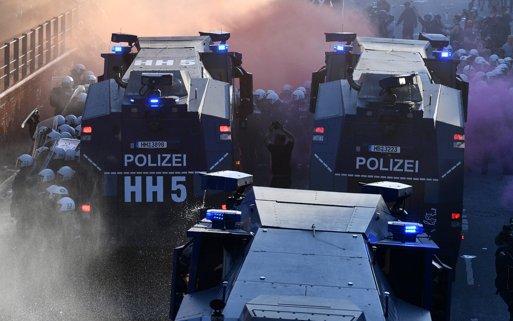 Wasserwerfereinsatz auf der "Welcome to hell" Demonstration auf dem G-20-Gipfel in Hamburg.