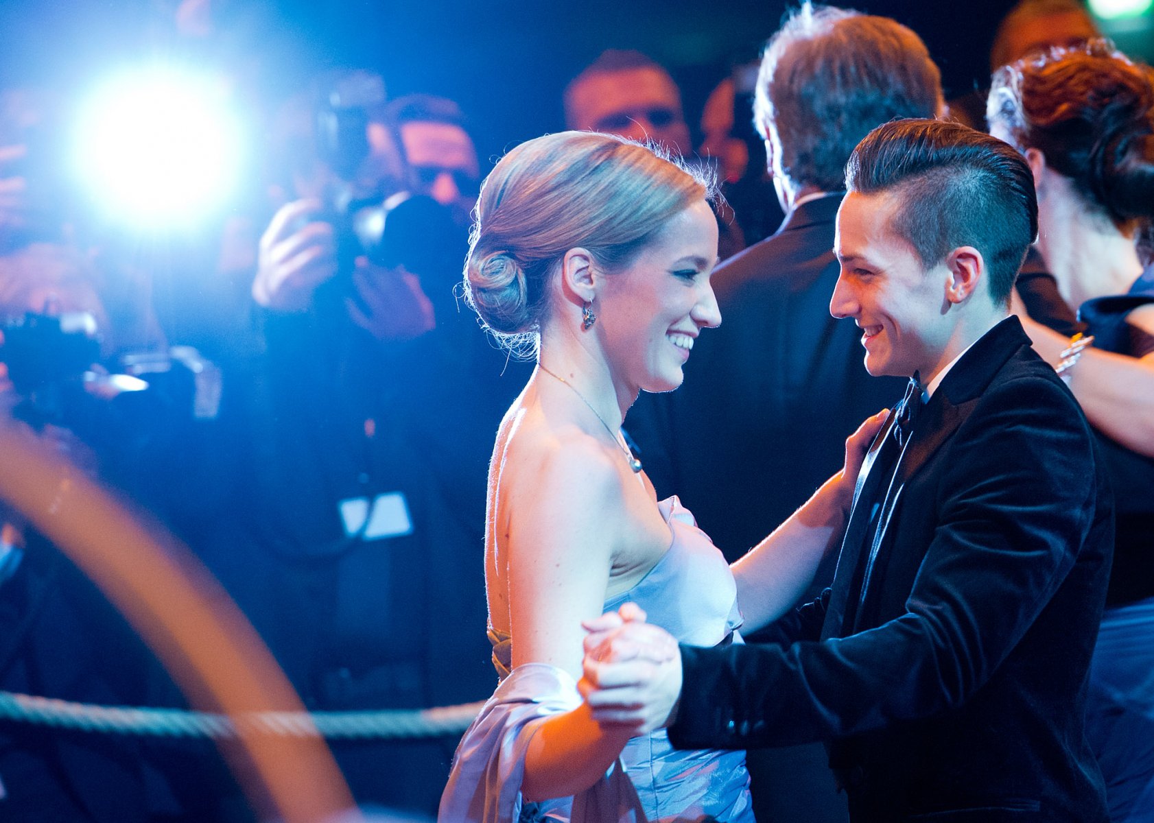 Bundesfamilienministerin Kristina Schröder (CDU) tanzt mit Turner Marcel Nguyen auf dem 43. Ball des Sports in die Rhein-Main-Hallen in Wiesbaden. Foto: Boris Roessler/dpa 