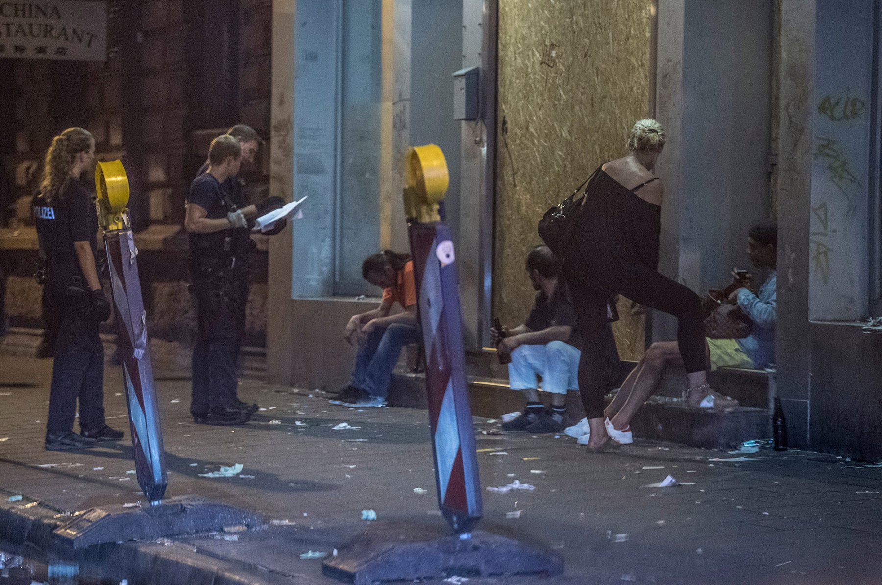 Frankfurt, Bahnhofsviertel, August 2018: Eine Polizeistreife kontrolliert Süchtige und Dealer. Foto: Boris Roessler/dpa