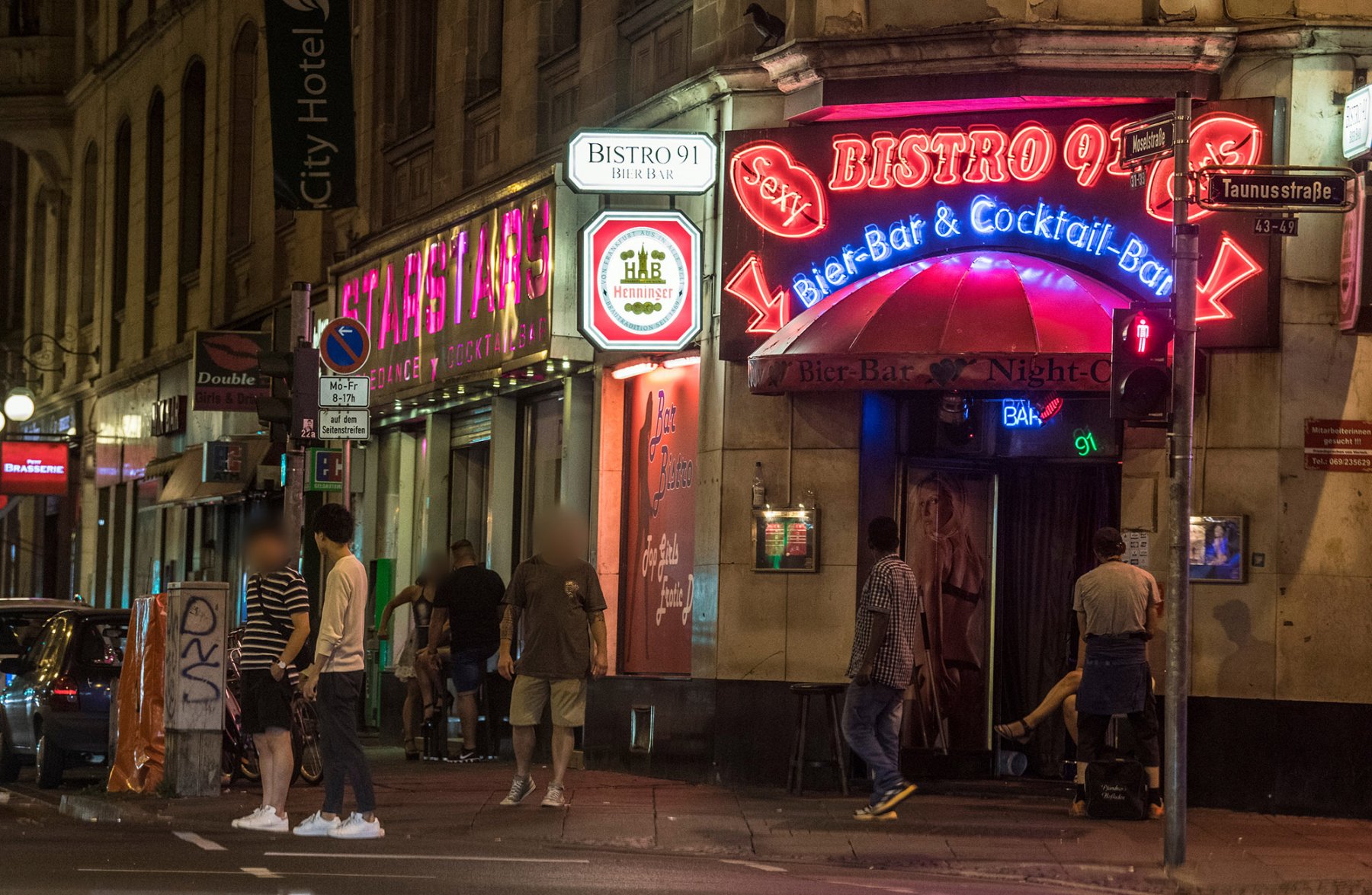 Frankfurt, Bahnhofsviertel, August 2018: Leuchtreklamen erhellen die Nacht. Foto: Boris Roessler/dpa