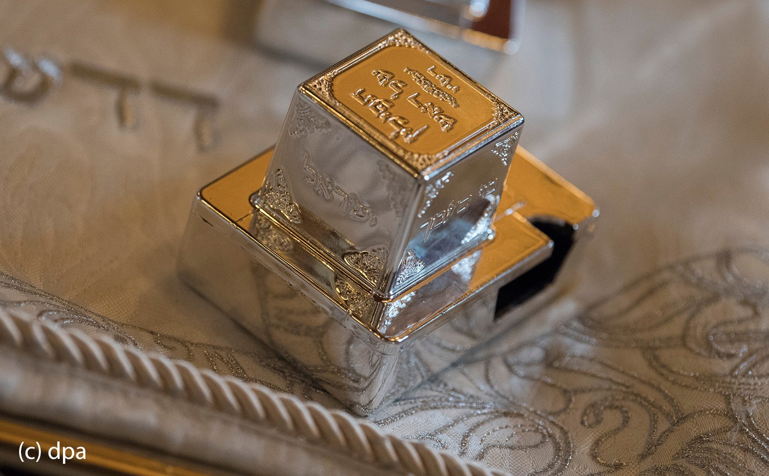 Die prunkvoll verzierte Aufbewahrungsbox für einen Teil des traditionellen jüdischen Gebetsriemens liegt in der Westend-Synagoge in Frankfurt am Main. In der Synagoge kommen die Gläubigen aus unterschiedlichen Glaubensausrichtungen bis zu dreimal täglich zum Gebet zusammen. 